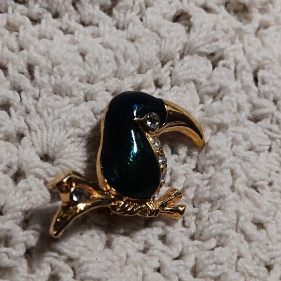 Toucan Bird on a Branch Pin Brooch Gold Tone Green Blue Clear Rhinestone - Picture 2 of 6